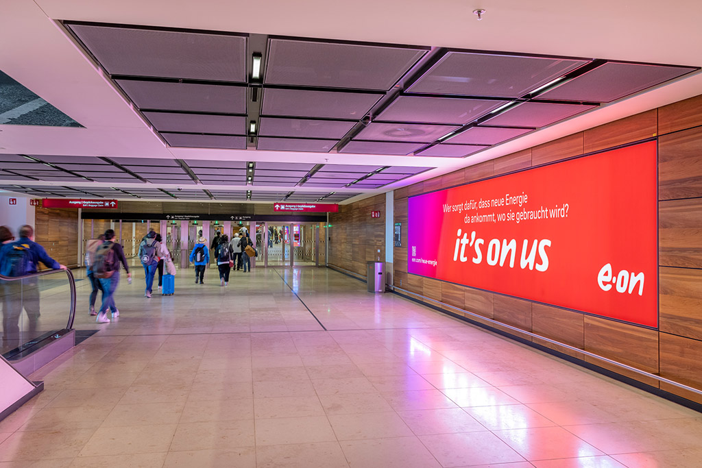 Werbung am Flughafen BER, 1.4.2024