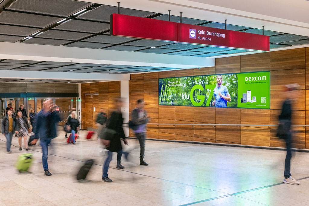 Werbung am Flughafen BER, Mai 2023
