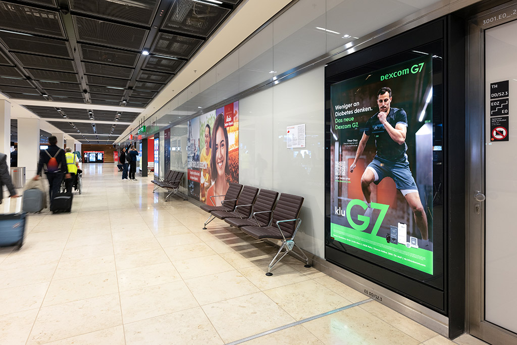 Werbung am Flughafen BER, Mai 2023