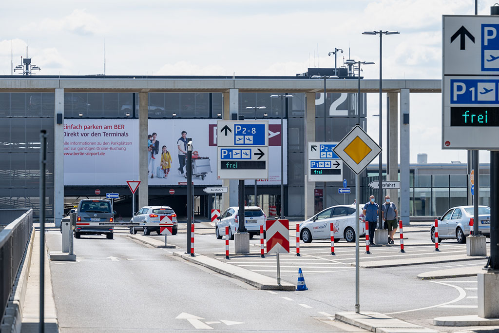 Giant Poster car rental service	