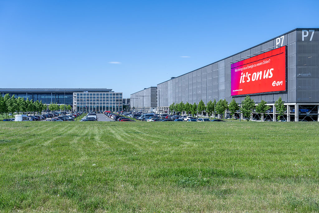 Werbung am Flughafen BER, Mai 2025