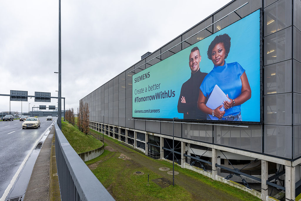 Werbung am Flughafen BER, April 2023
