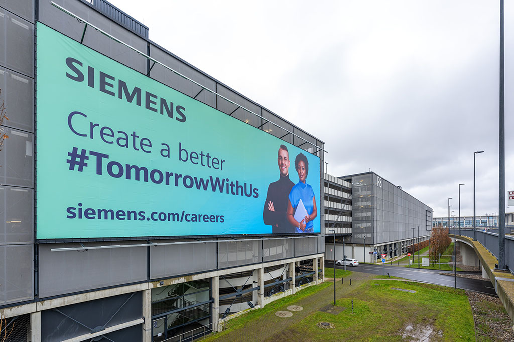 Werbung am Flughafen BER, April 2023