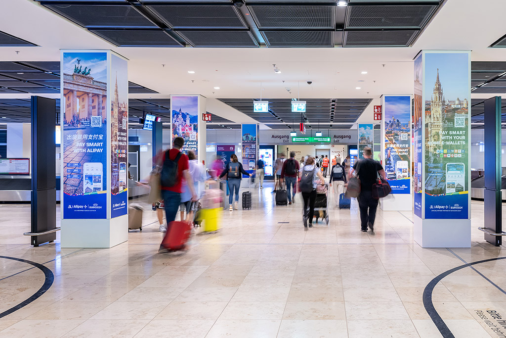 Pillar branding in the baggage claim area