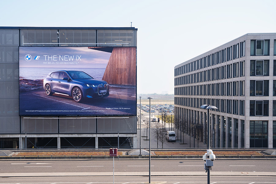 Riesenposter BMW; BER