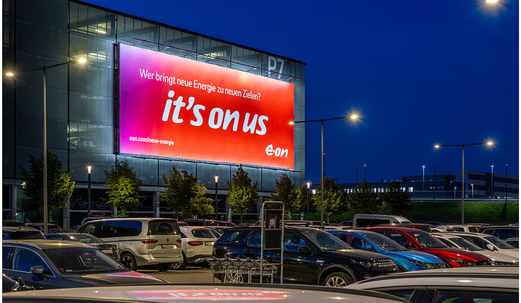 Werbung am Flughafen BER, Mai 2025