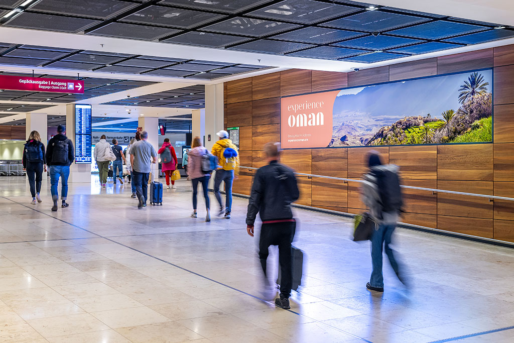 Werbung am Flughafen BER, 1.3.2024