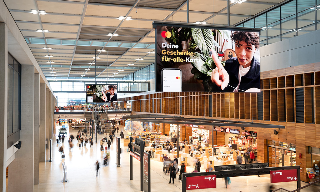 Werbung am Flughafen BER, April 2023