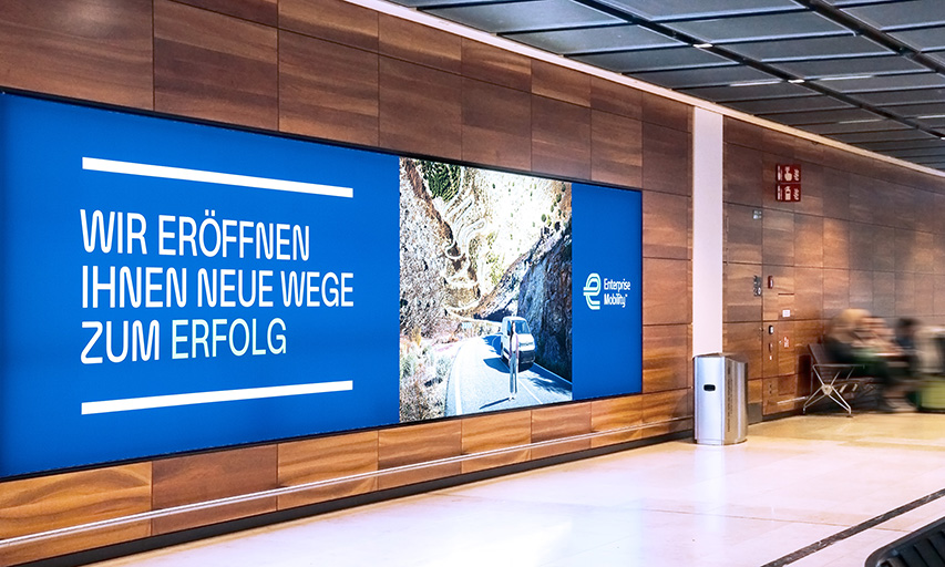 Werbung am Flughafen BER, Januar 2025