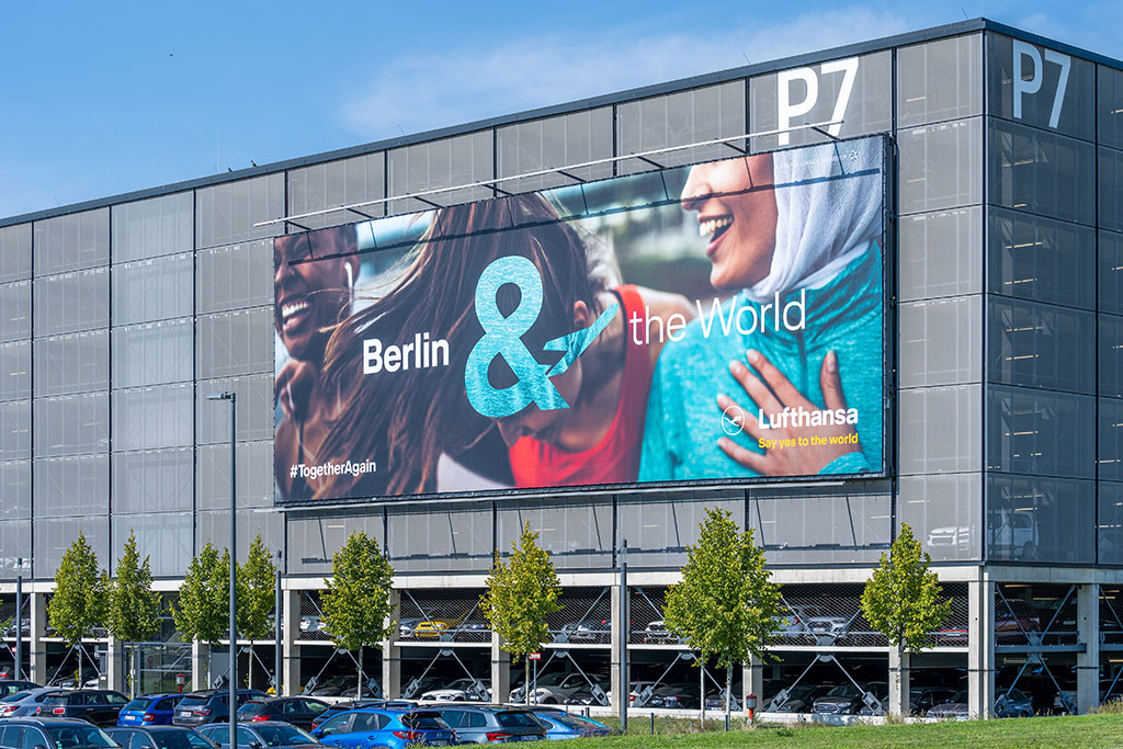 Werbung am Berliner Flughafen BER, 6.9.2021