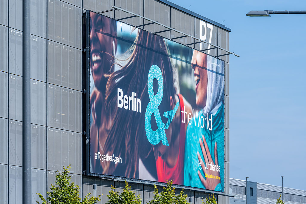Werbung am Berliner Flughafen BER, 6.9.2021