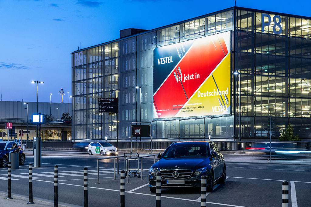 Riesenposter Vorfahrt BER