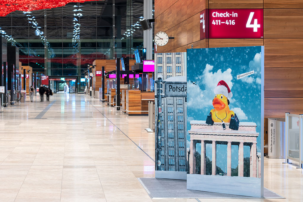 Werbung am Flughafen BER im November 2021