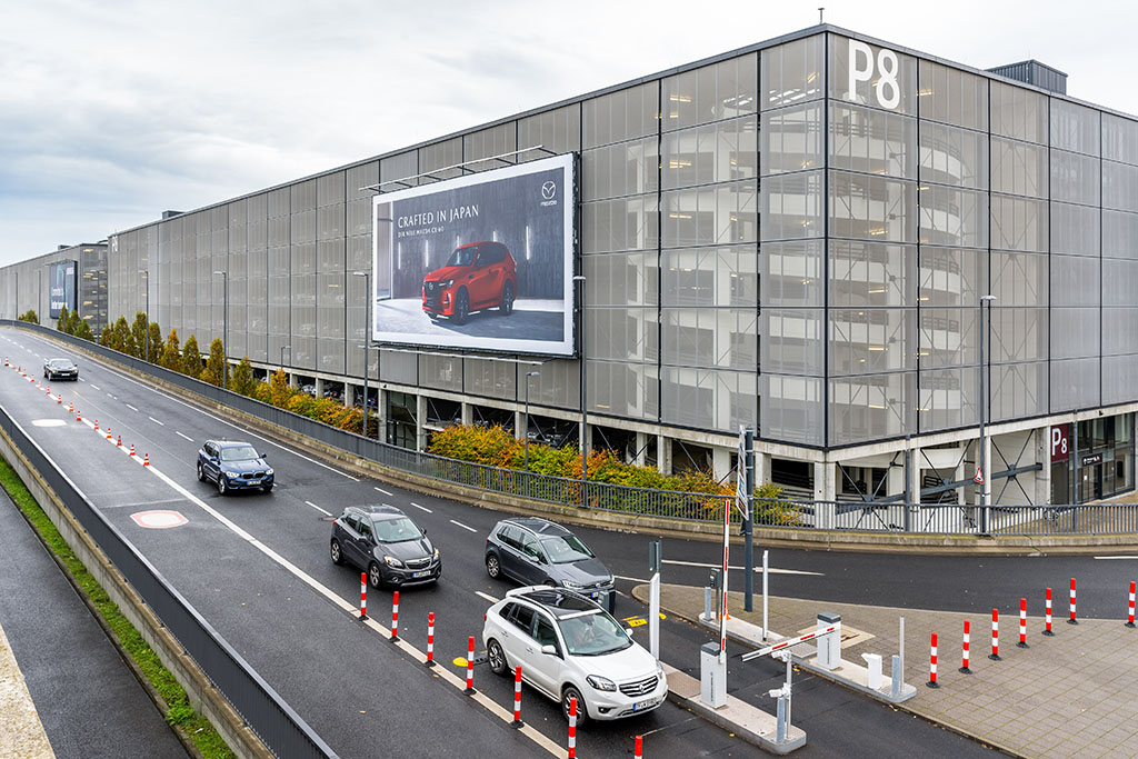 Werbung am Flughafen BER, November 2022