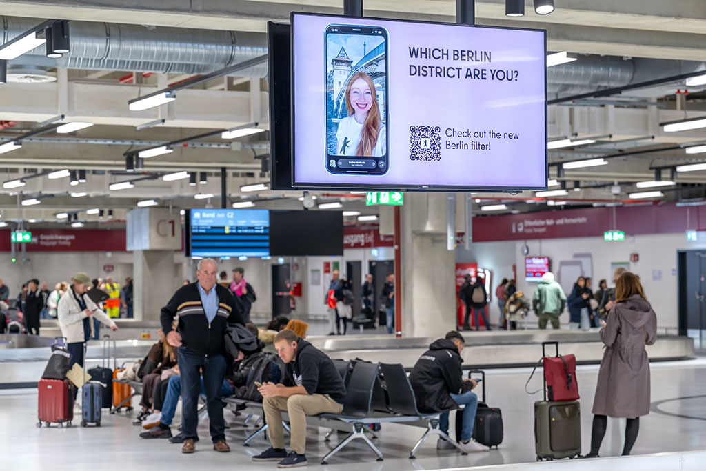 Werbung in den Terminal des Flughafens BER, 23.10.2023