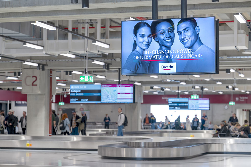 Werbung am Flughafen BER, Oktober 2023
