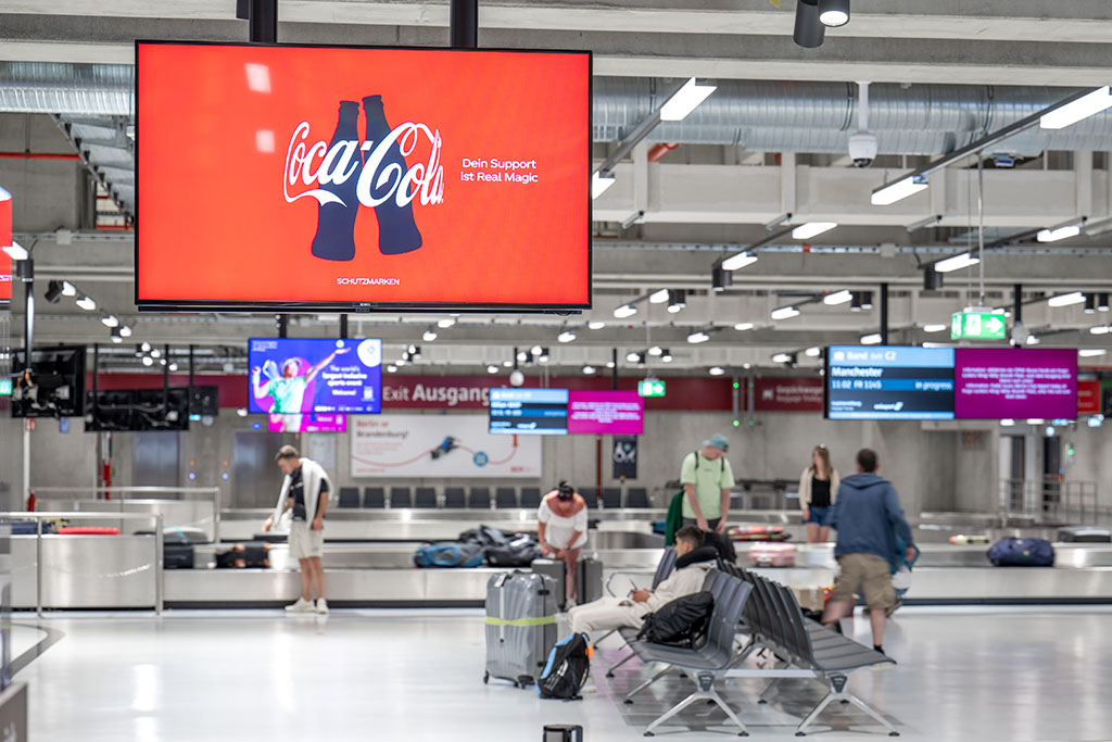 Werbung im Terminal des Flughafens BER, 12. Juni 2023