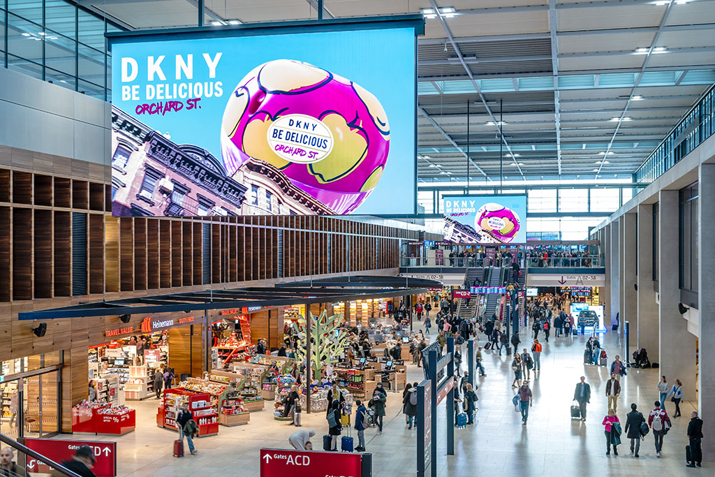 Werbung am Flughafen BER, 3. Dezember 2021