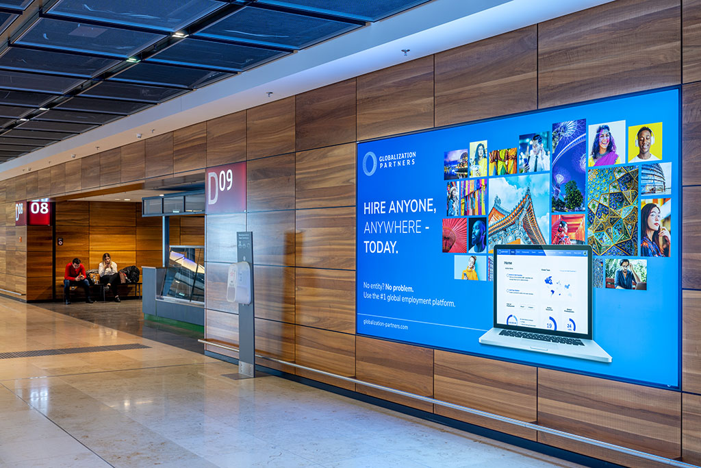 Werbung am Flughafen BER im November 2021