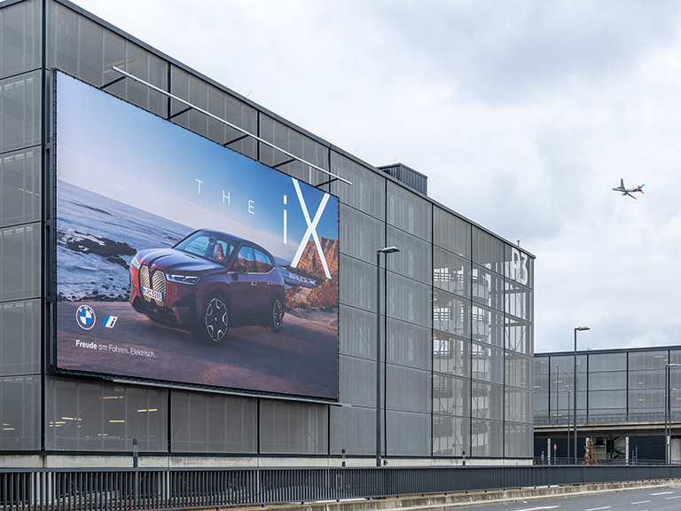 Werbung am Flughafen BER, 4.3.2022