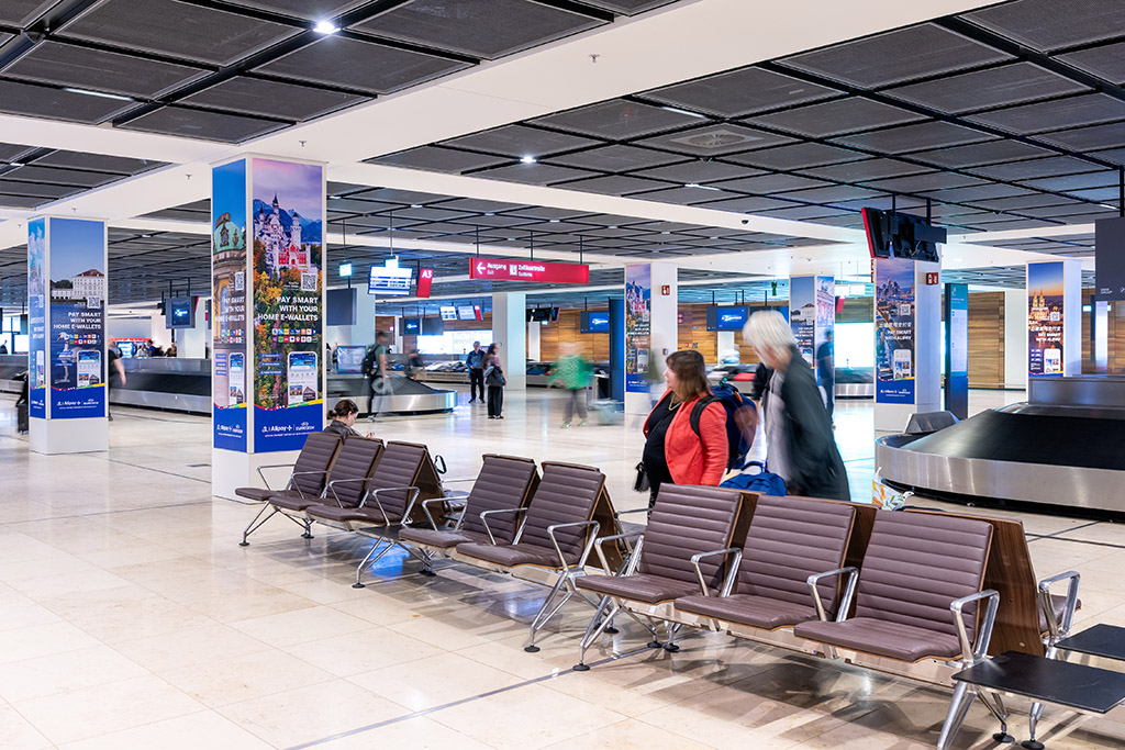 Werbung am Flughafen BER