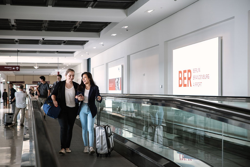 Landscape M Pier south moving walkway Schengen