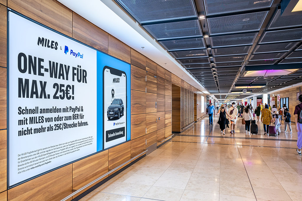 Werbung am Flughafen BER, 27.6.2021